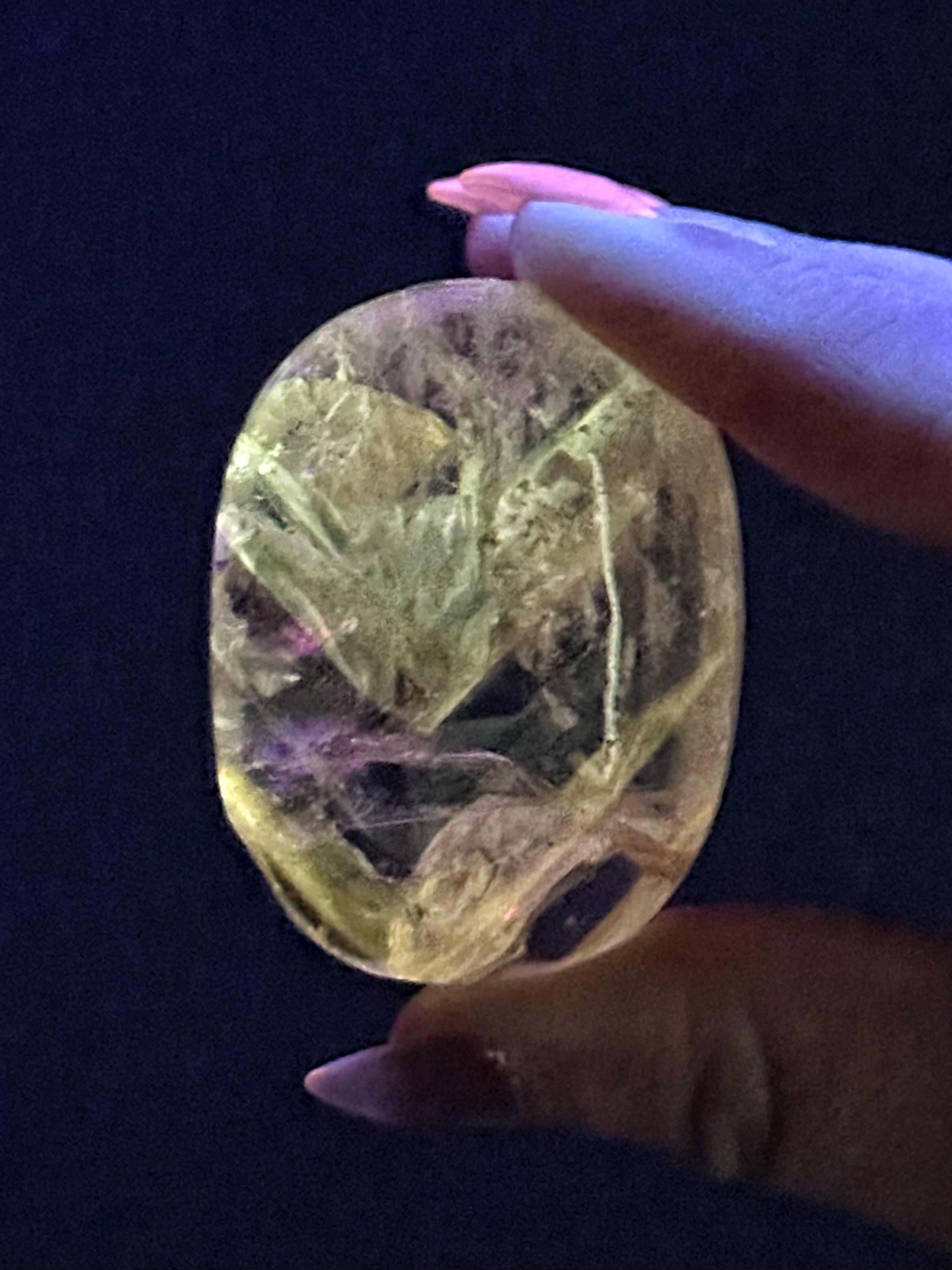 UV Reactive Amethyst Palmstone - #3