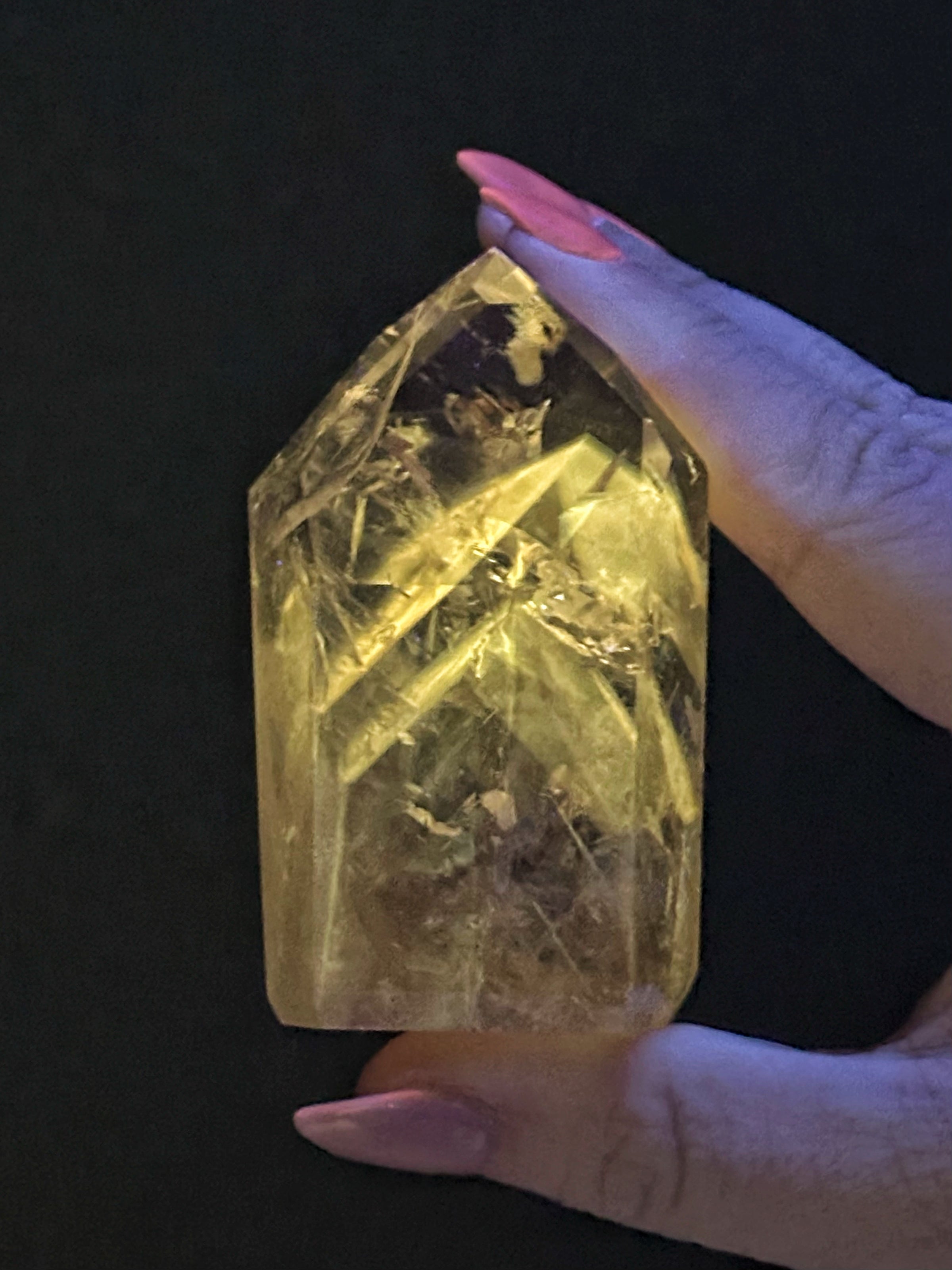UV Reactive Amethyst Point - #13