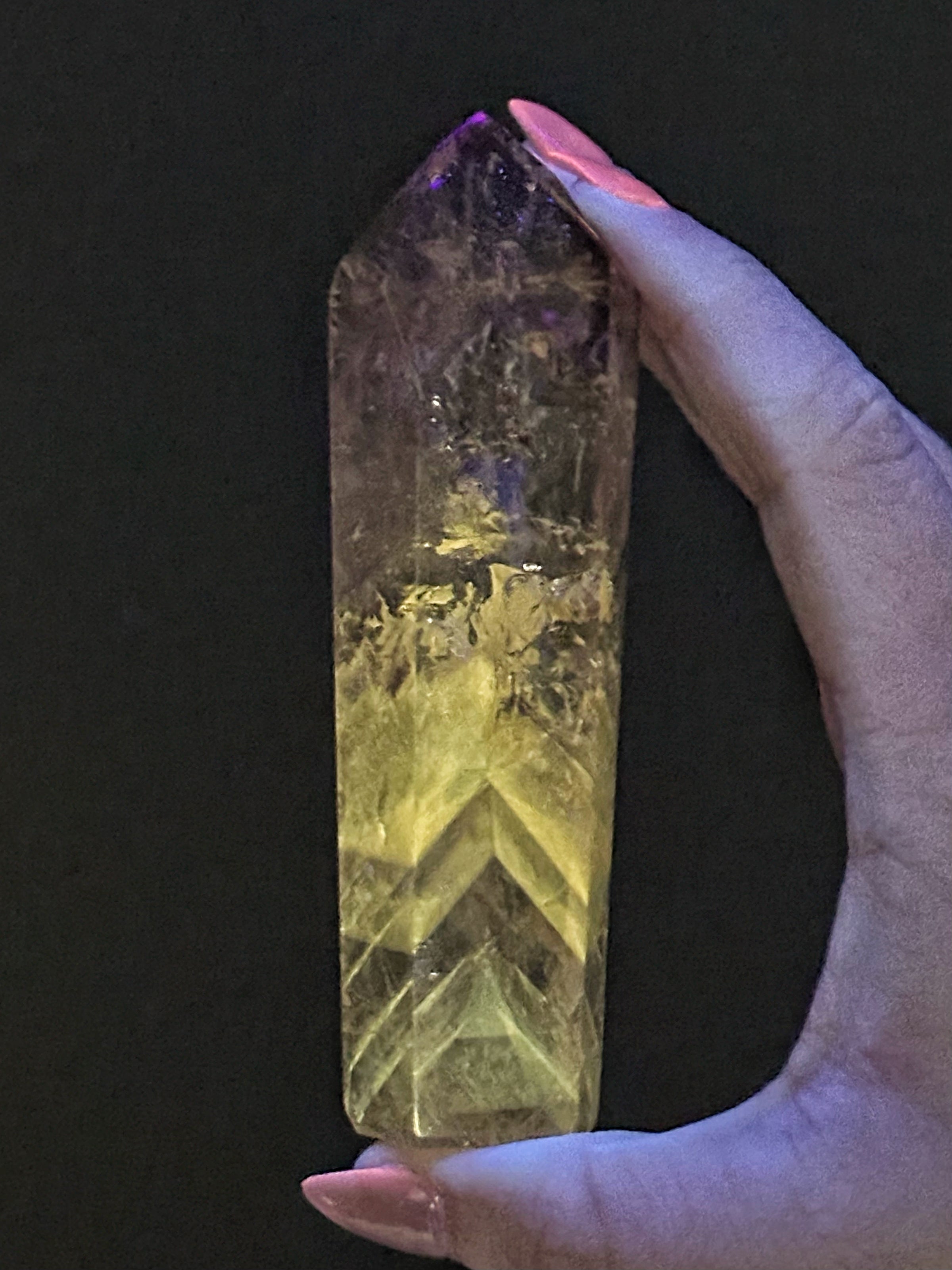 UV Reactive Amethyst Point - #12