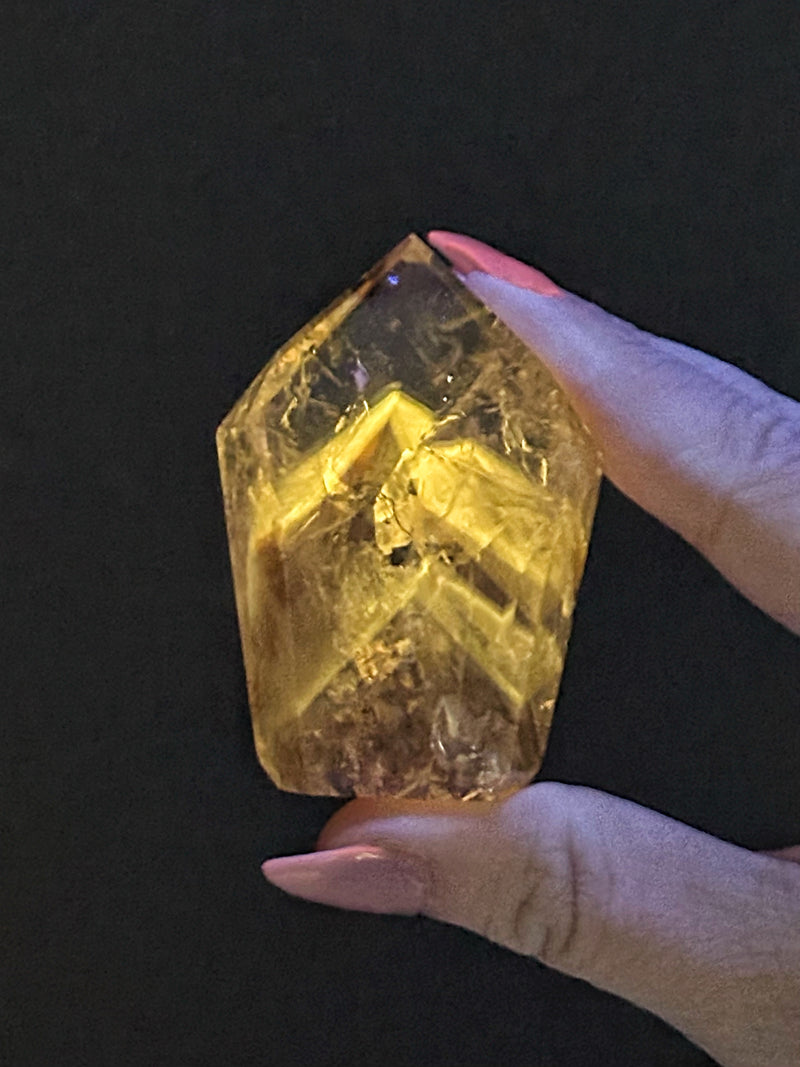 UV Reactive Amethyst Point - #19